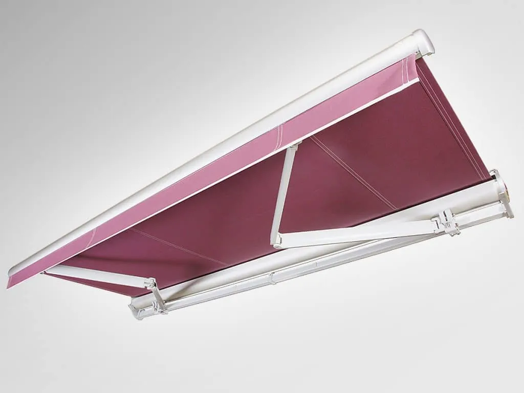 Einziehbare Primastyl-Markise in Burgunderrot mit weißem Rahmen vor neutralem Hintergrund.