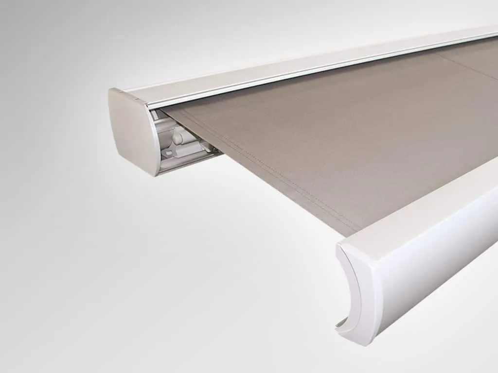 Beigefarbenes Solipura-Stoffrollo mit weißem Montagematerial auf hellem Hintergrund.