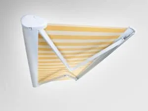 Ausziehbare, gelb gestreifte Solidora-Markise vor neutralem Hintergrund.