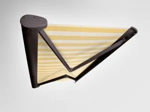 Einziehbare Solidux-Markise mit gestreiftem Stoff, ausgefahren an einer Wandhalterung.