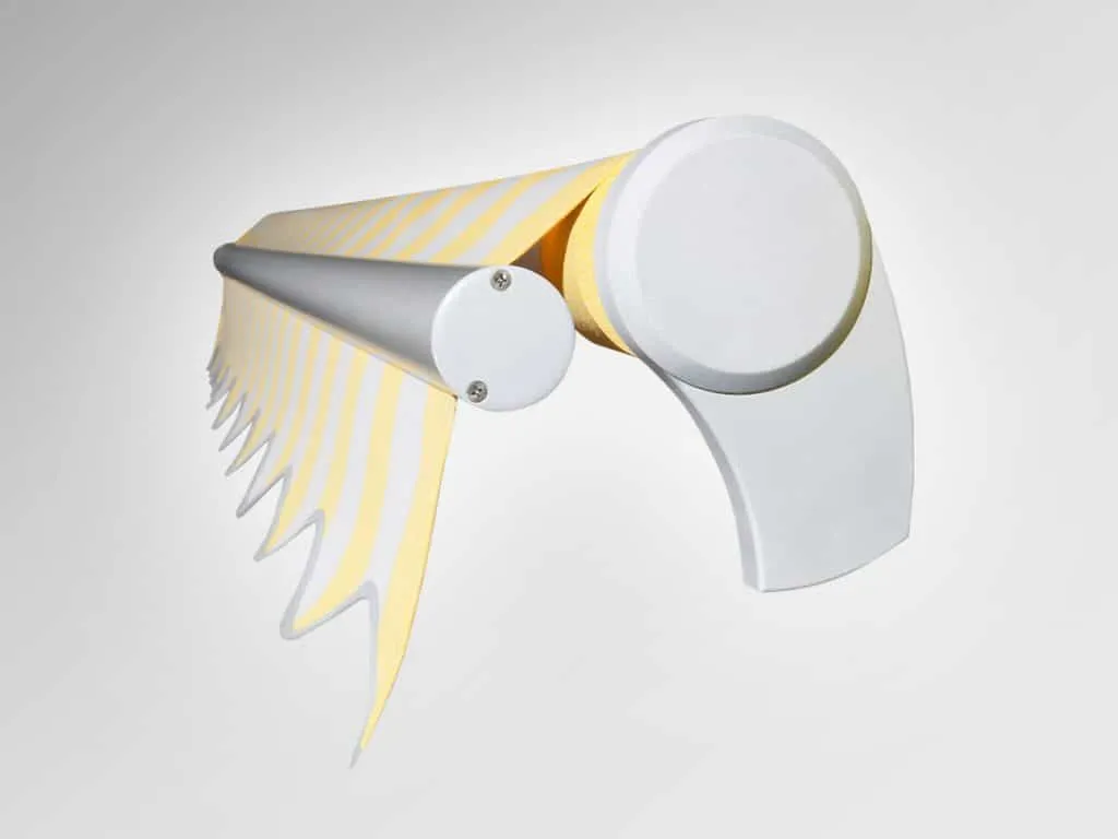 Eine Wandlampe mit rundem weißem Schirm und einer Akkordeon-ähnlichen Solina Pro Markise-Funktion.