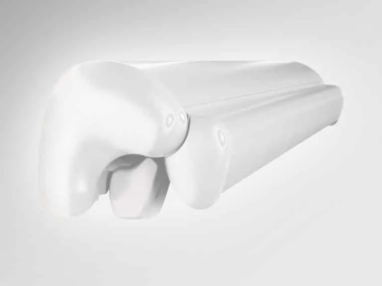 Eine 3D-Darstellung einer stilisierten weißen Couch mit abstraktem, fließendem Design auf hellem Hintergrund und Primasol Plus-Polsterung.