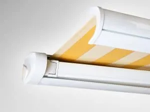 Weißes Solidux-Rollo, teilweise geöffnet, mit gelben und weißen Streifen auf hellem Hintergrund.