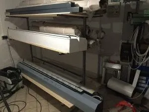 Lager- und Arbeitsbereich mit gerollten Materialien und Geräten.