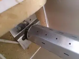 An einer Wand befestigte Halterung, die einen Metallträger trägt.