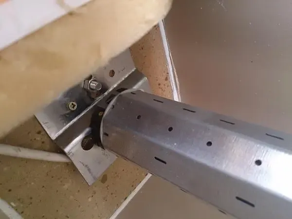 An einer Wand befestigte Halterung, die einen Metallträger trägt.