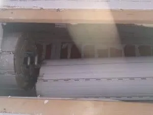 Beschädigte Decke, darunter liegende Rohrleitungen und ein Deckenventilator kommen zum Vorschein.