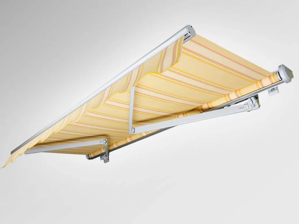 Einziehbare gelb-weiß gestreifte Solana Markise vor einem grauen Hintergrund.