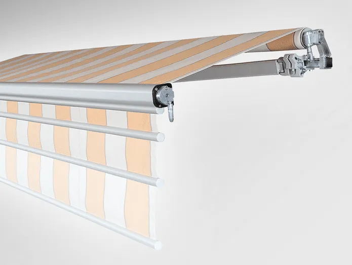 Einziehbare Solina Markise mit gestreiftem Stoff und Metallrahmen auf grauem Hintergrund.